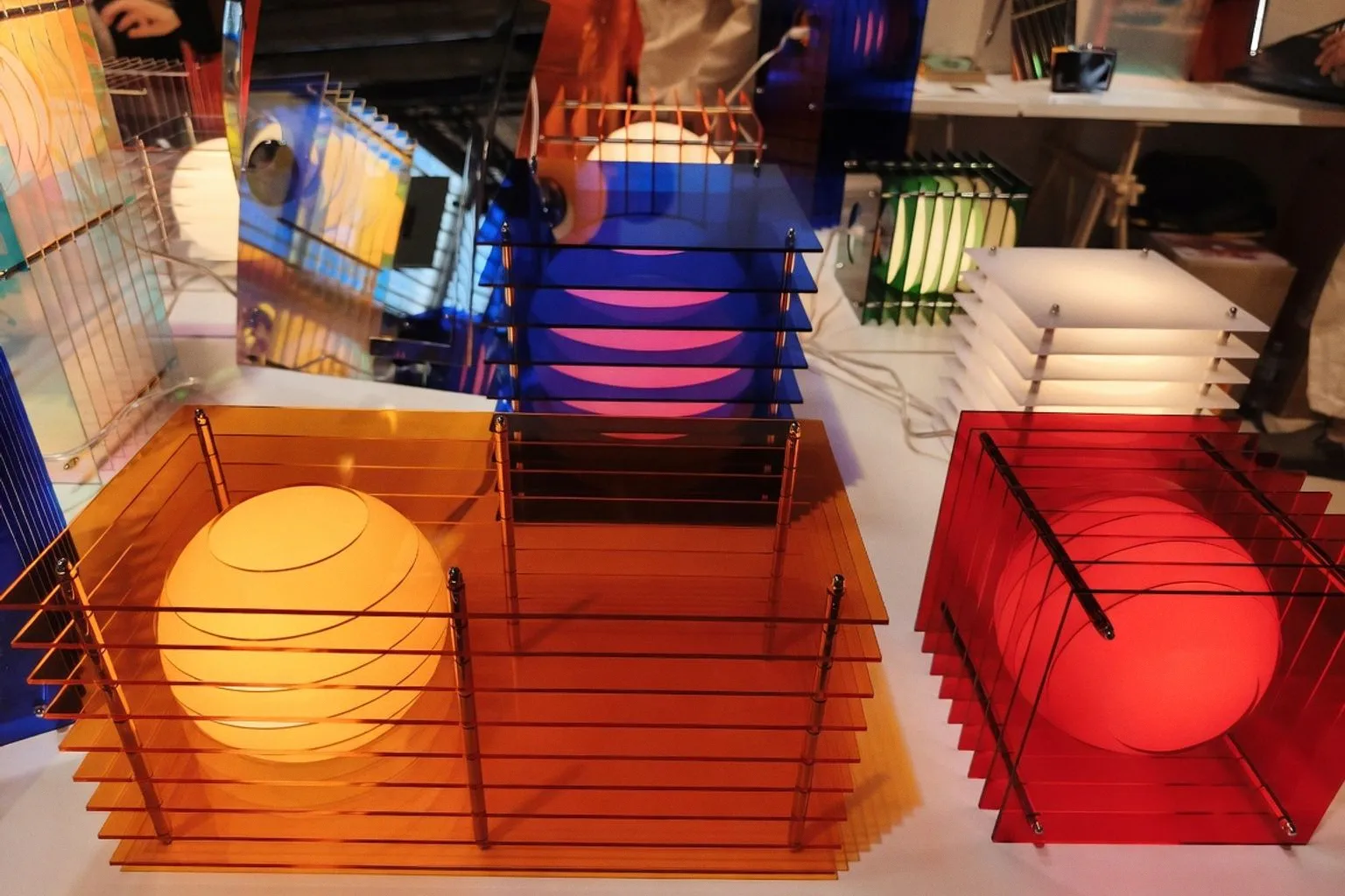 Art de vivre et design : quand le mobilier en plexiglas réinvente les codes de la décoration