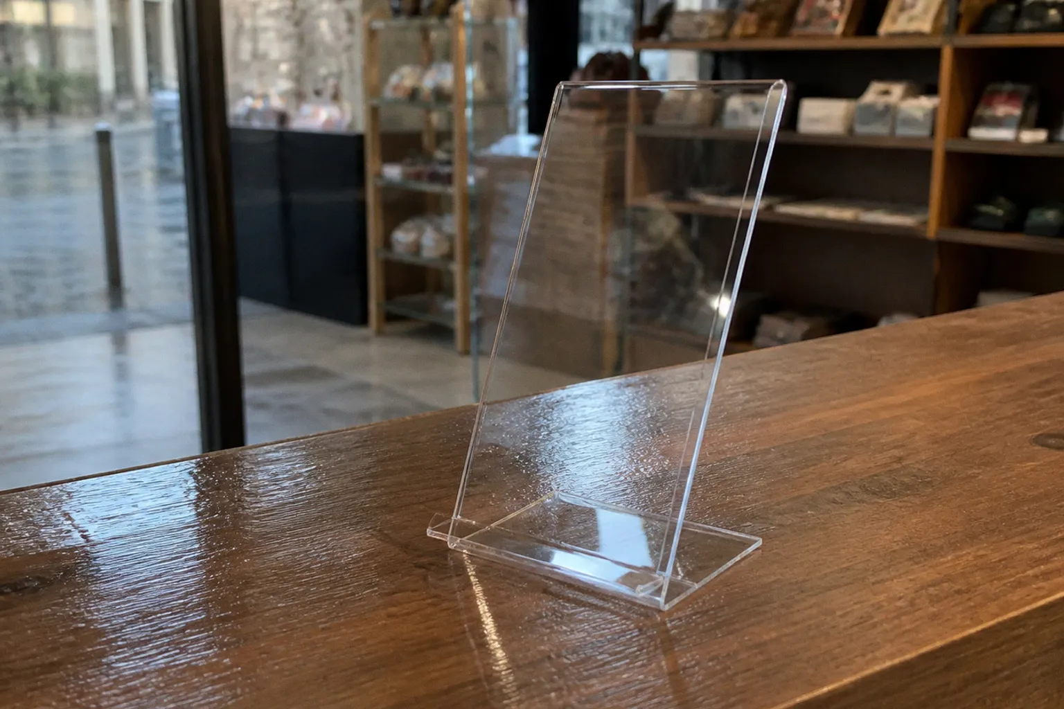Chevalet de comptoir en plexi : notre test de stabilité