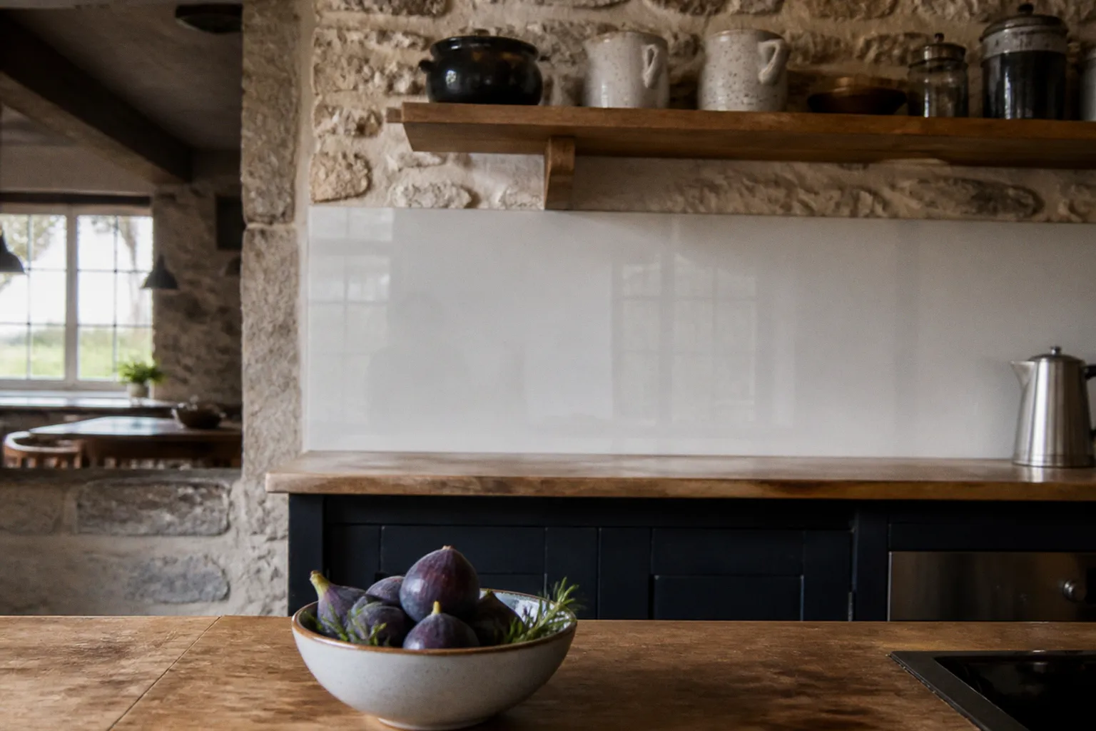 Crédence de cuisine : pourquoi le plexiglas surpasse les matériaux classiques