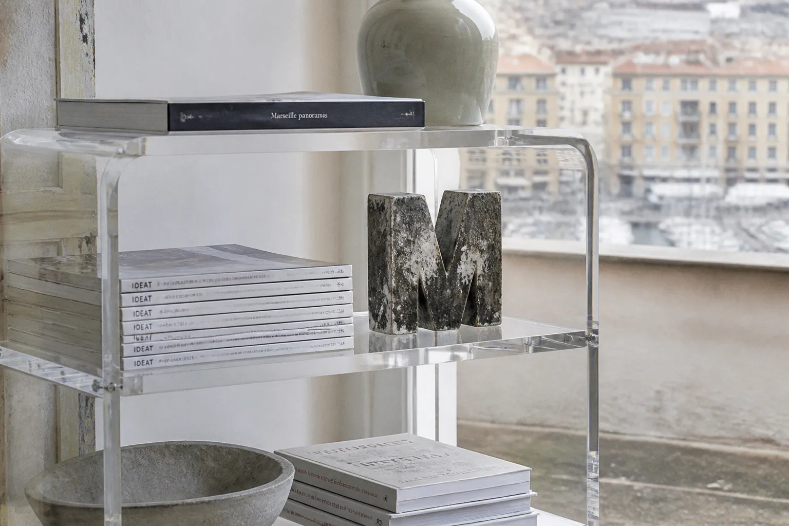 Design et upcycling à Marseille : quand le mobilier en plexiglas se réinvente