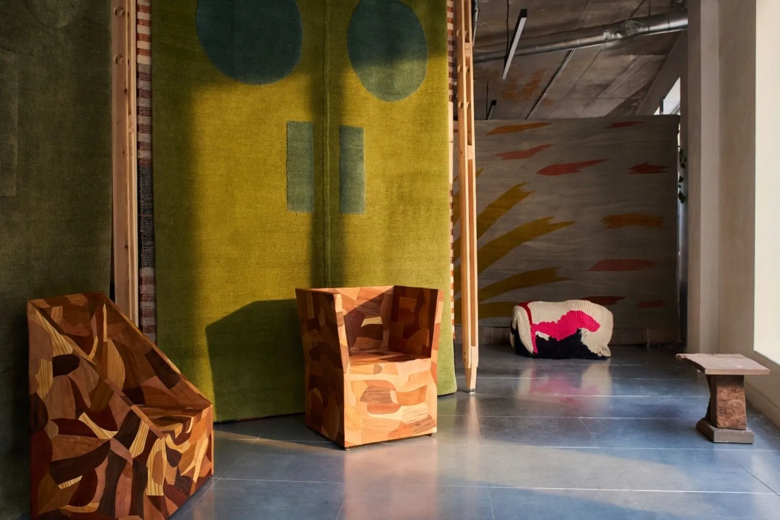 Dialogues de matières : quand le mobilier contemporain rencontre l'héritage textile