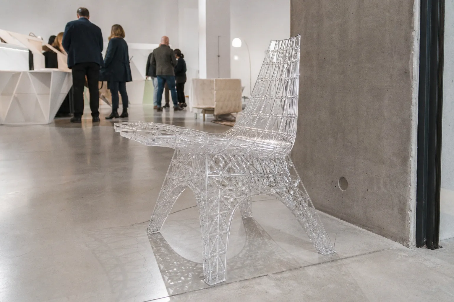 Fauteuil Eiffel en acrylique imprimé en 3D : innovation ou simple argument marketing ?