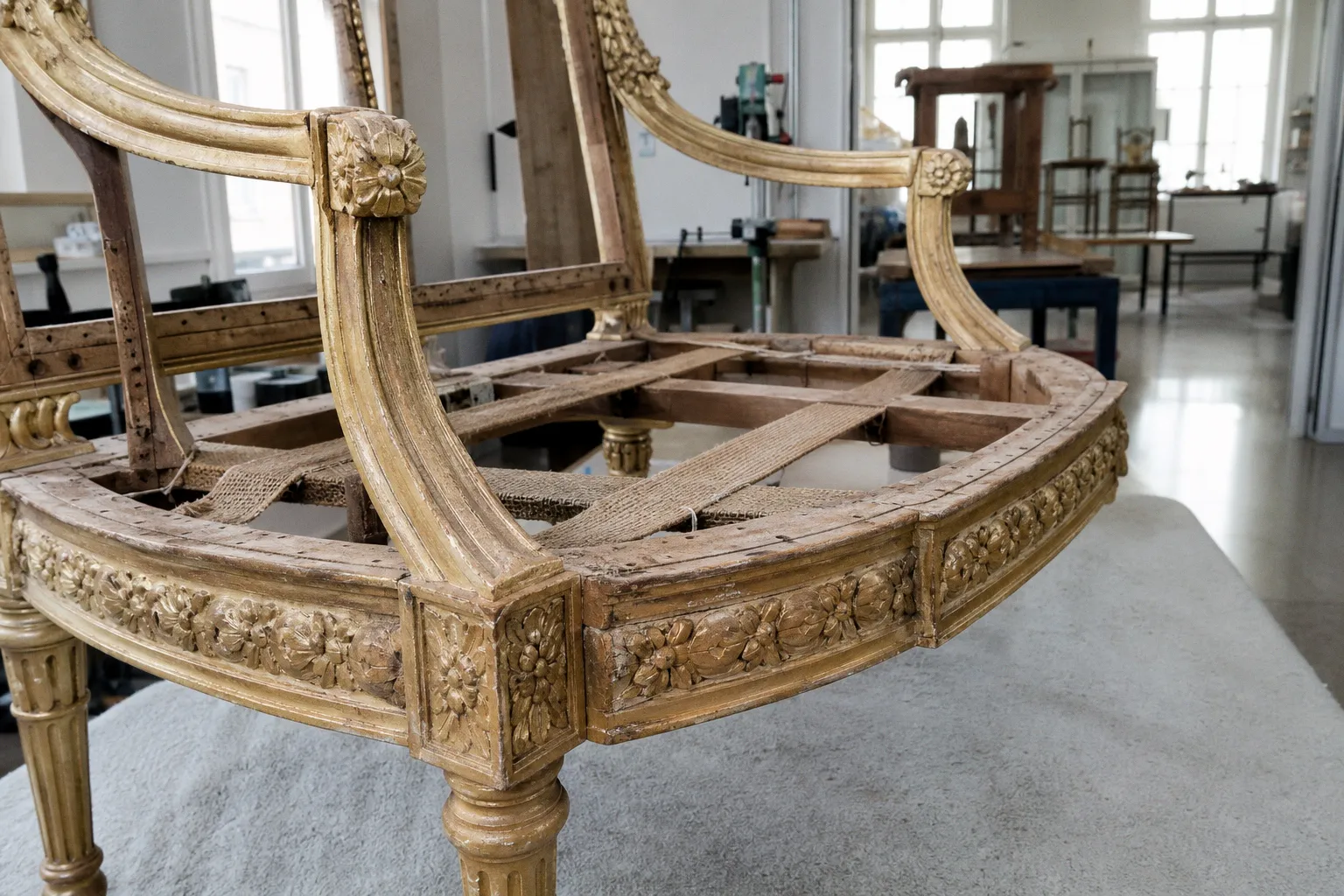 Immersion dans les coulisses de la restauration au Mobilier national