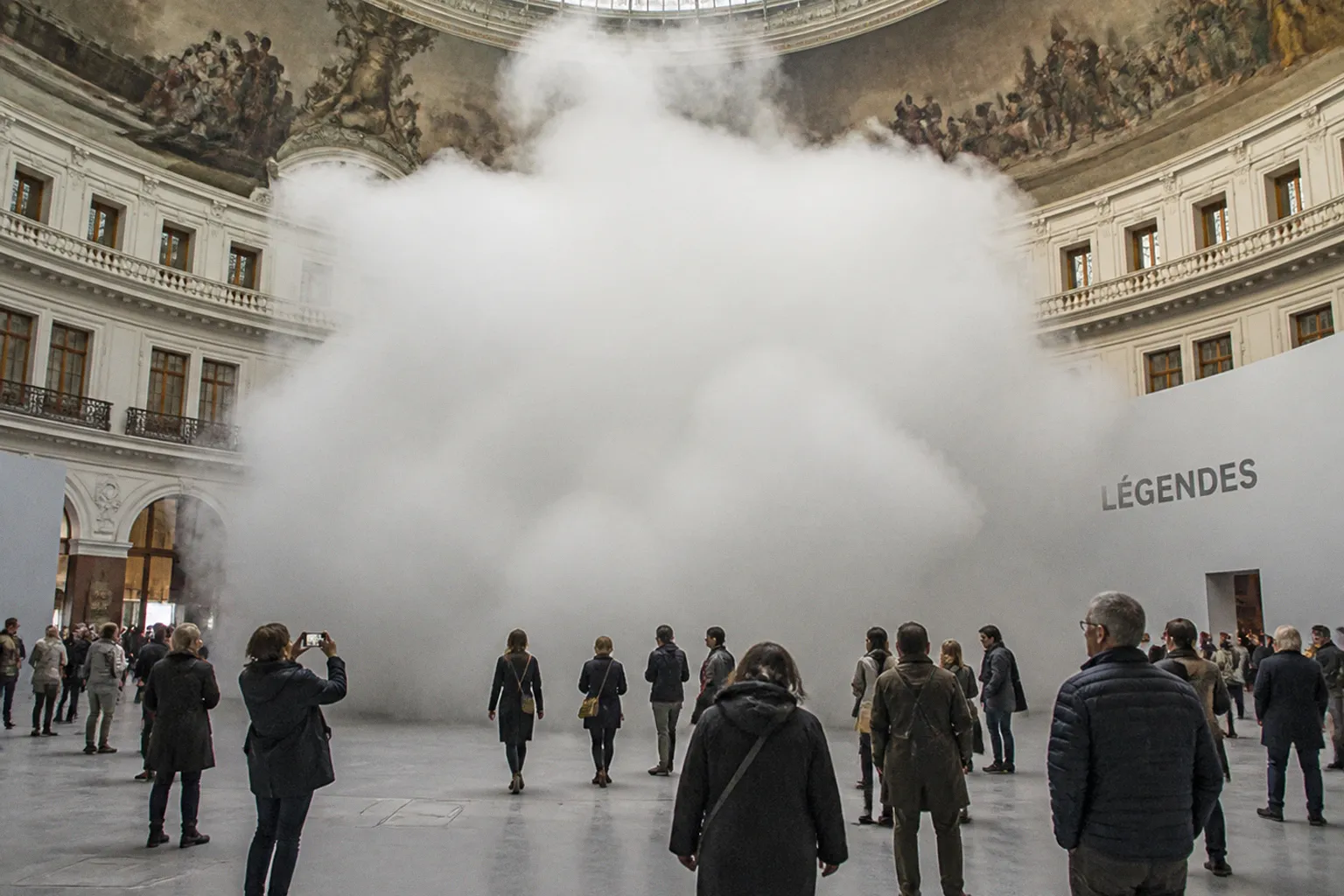 Inspiration scénographie : ce que les vitrines plexiglas apprennent des expositions parisiennes