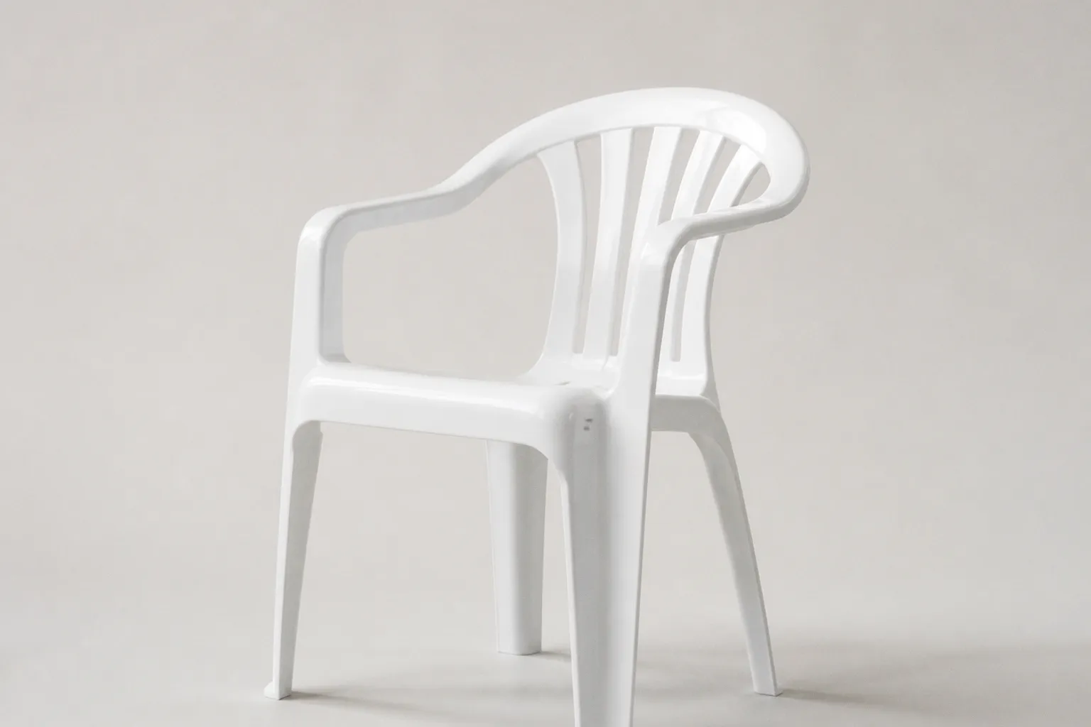 La chaise monobloc : de l'objet jetable à l'icône du design moderne