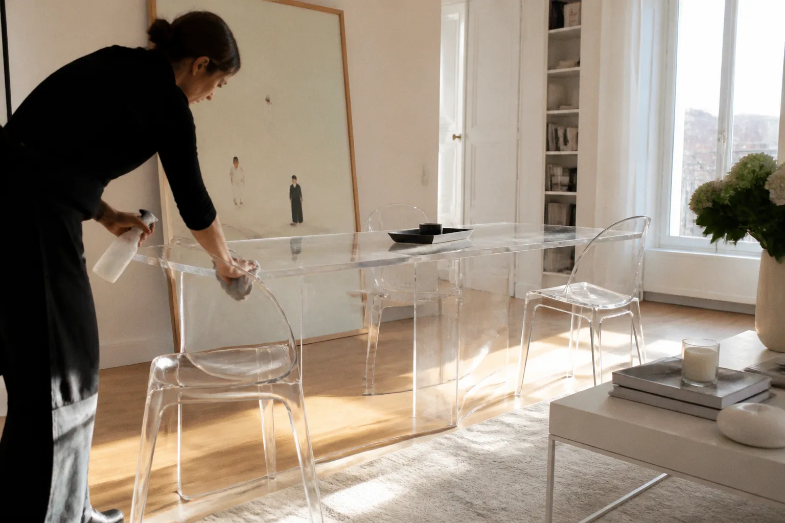 Le mobilier en polycarbonate : entre esthétique minimaliste et contraintes d'entretien