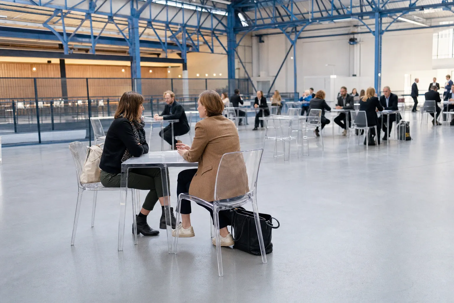 Le retour du Speed Dating Objet : pourquoi le contact physique est crucial pour le mobilier en plexiglas