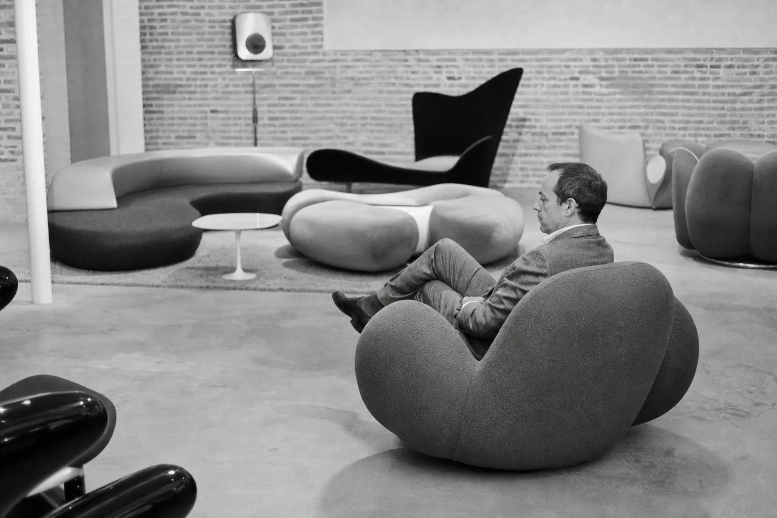 Leçons de design de Pierre Paulin pour sublimer vos espaces de vente