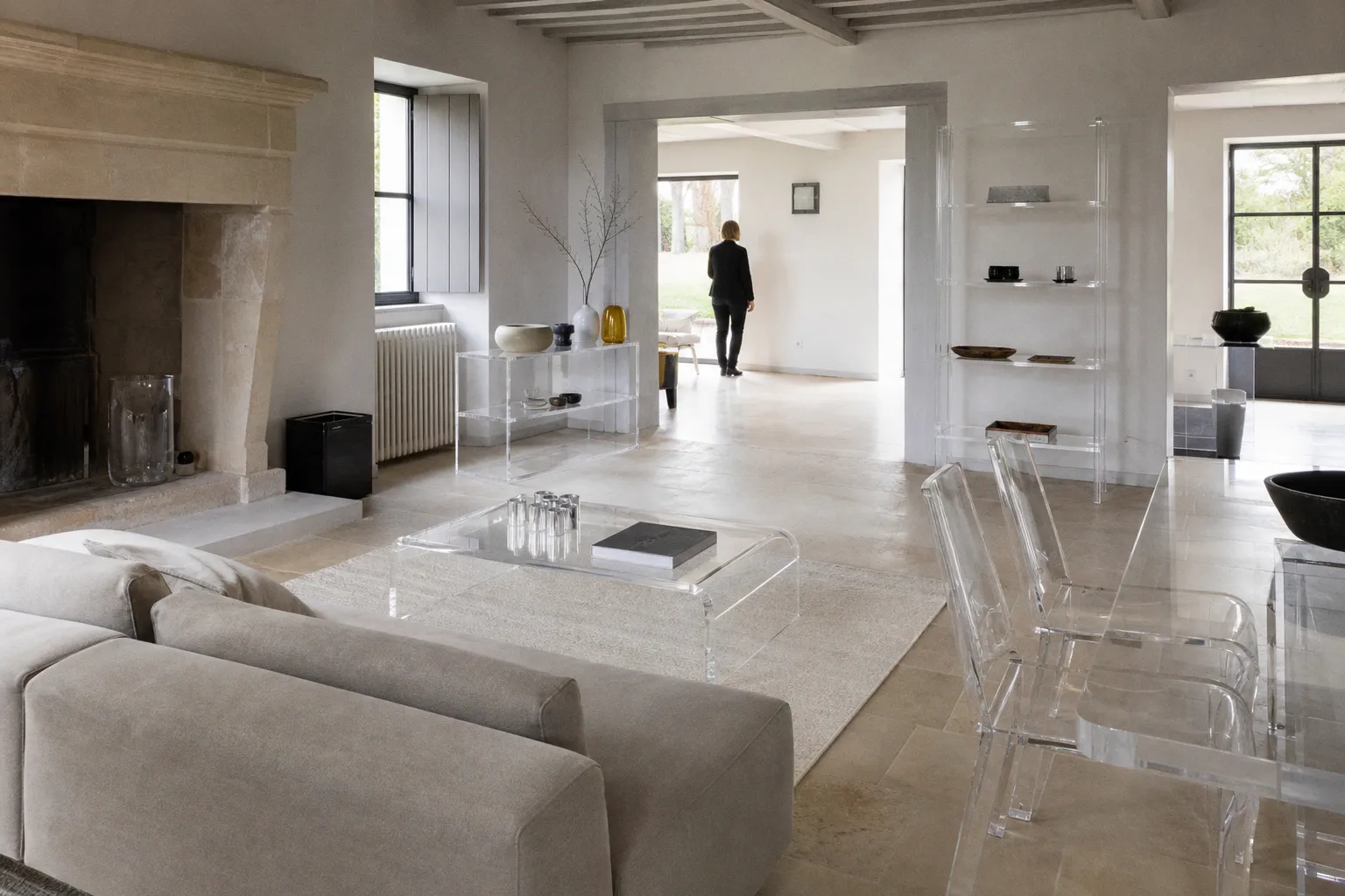 M comme Maison : quand le décor rencontre l'exigence du mobilier en plexiglas