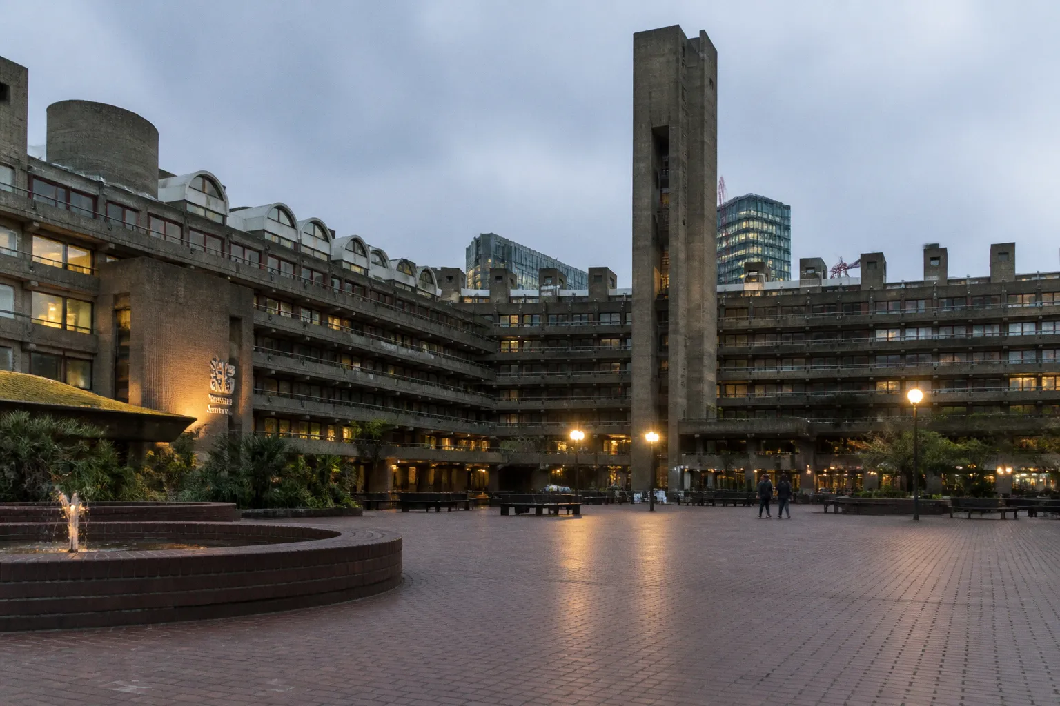Mobilier brutaliste : quand le design du Barbican rencontre la production de série