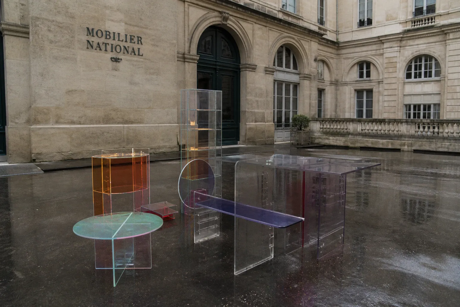 Mobilier de demain : le défi technique du plexiglas au Mobilier national