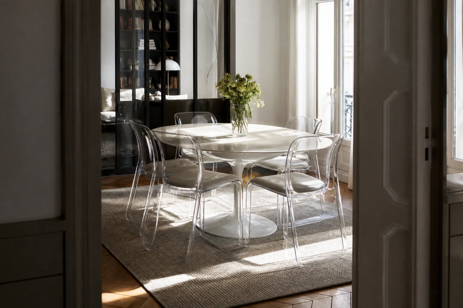Mobilier en plexiglas : comment choisir des chaises transparentes durables