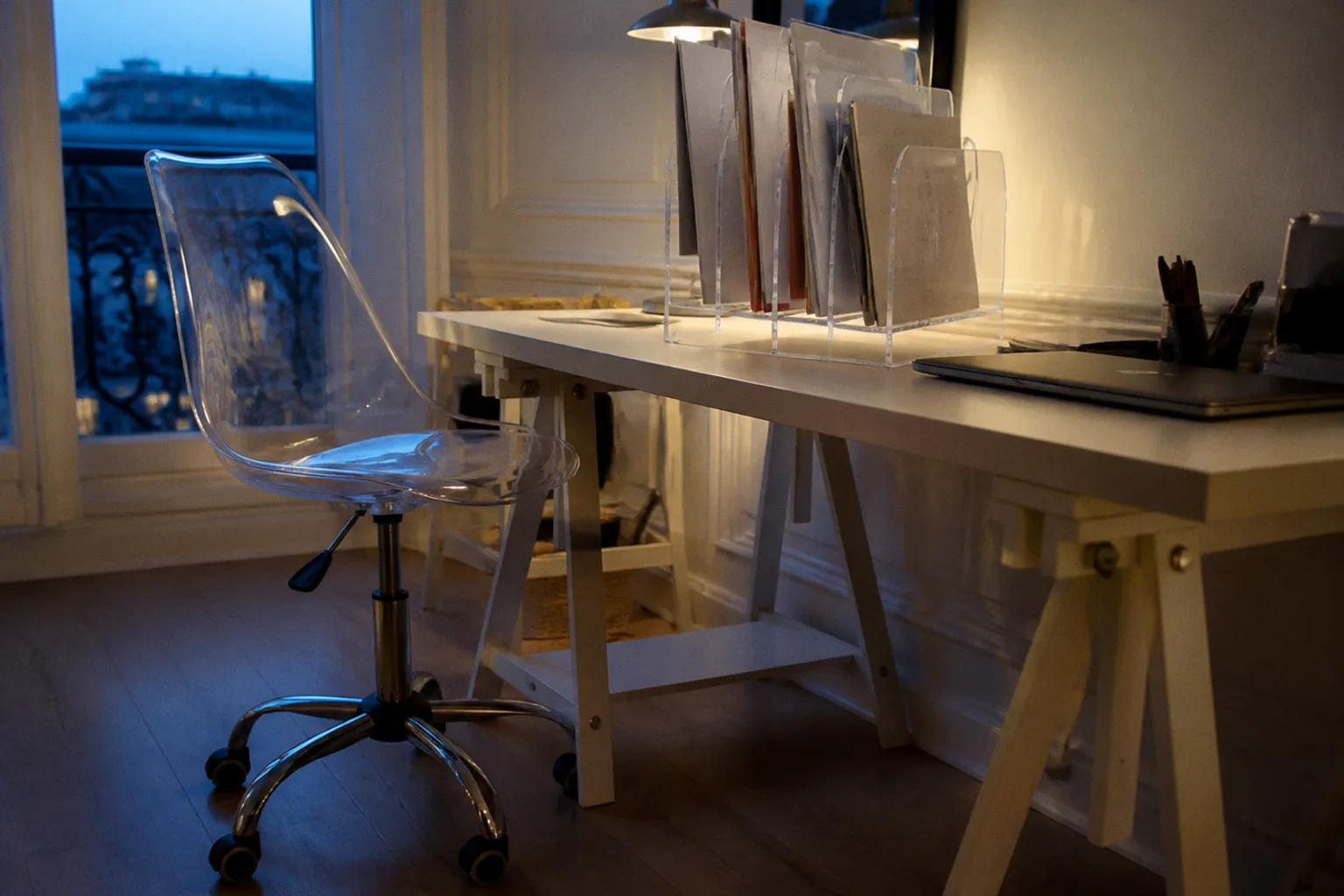 Mobilier en plexiglas : comment évaluer la qualité du PMMA avant achat