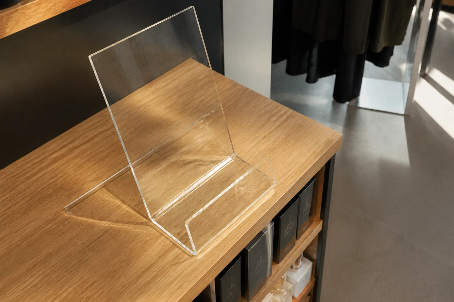 Mobilier pour agencement magasin : le plexi vaut-il son prix ?