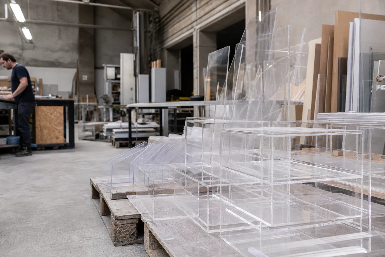 Nouveau PMMA recyclé Altuglas R-Life : quels enjeux pour le mobilier en plexiglas ?