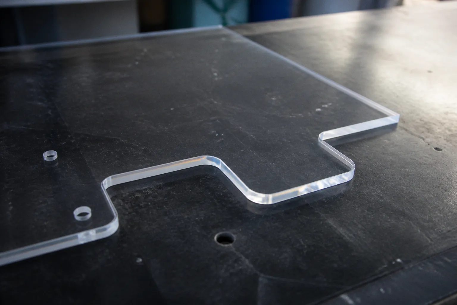 Plaque plexiglas sur mesure : le surcoût en vaut-il vraiment la chandelle ?