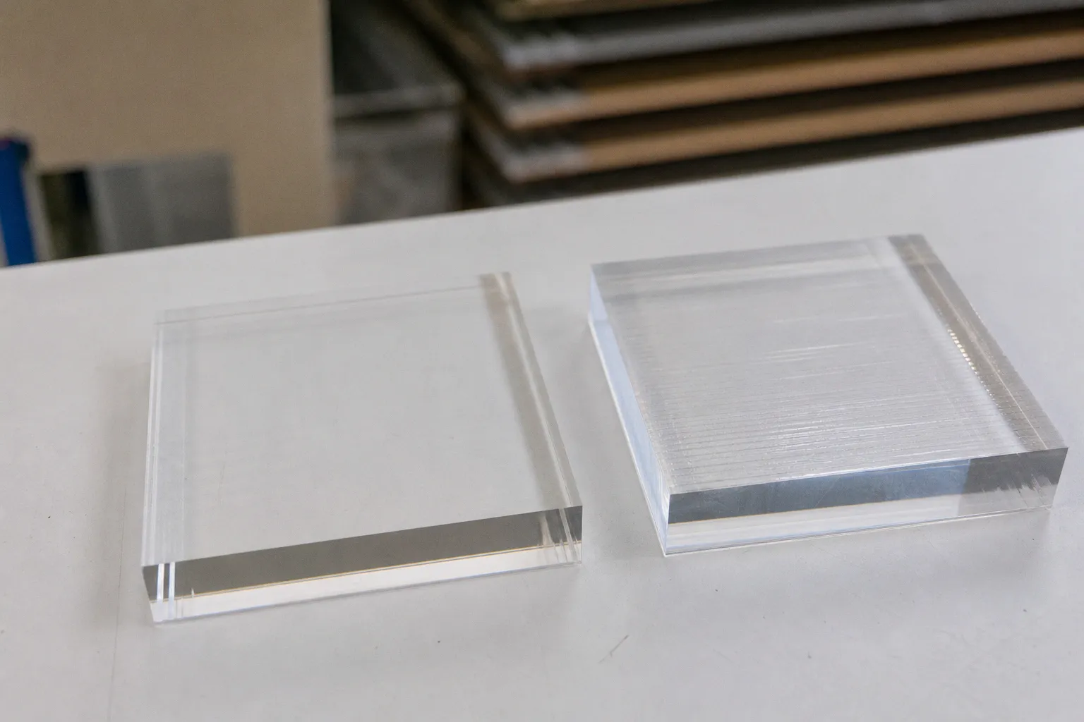 Plexiglas coulé ou extrudé : quel PMMA pour quel projet ?