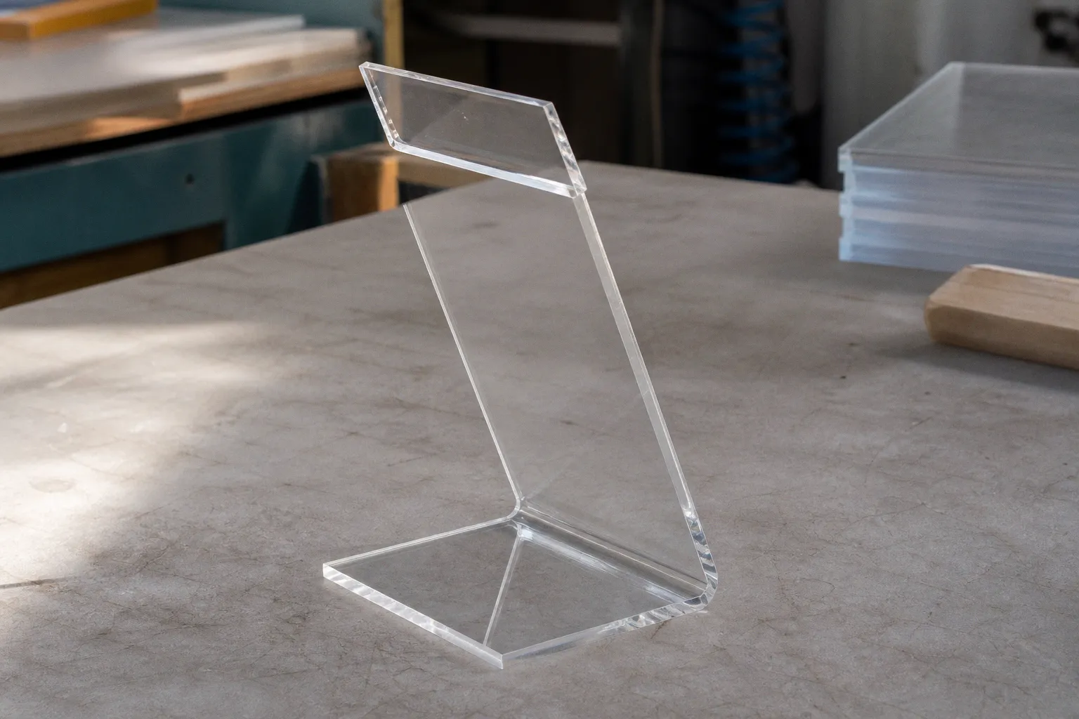 Plexiglas sur mesure : le surcoût est-il vraiment justifié ?