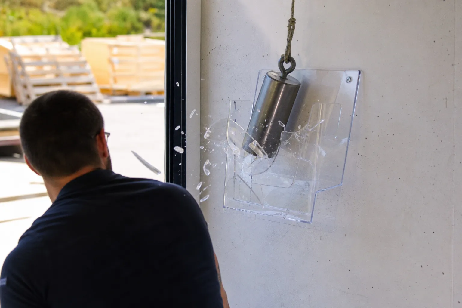 Porte-brochure mural en plexi : nos tests de charge et de chute