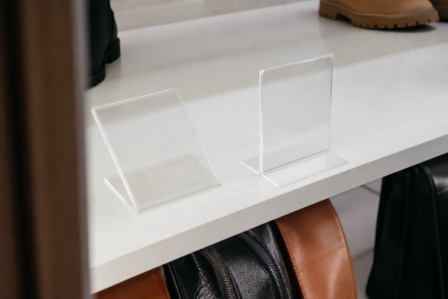 Porte-étiquette en plexiglas : incliné ou droit pour vos tarifs ?