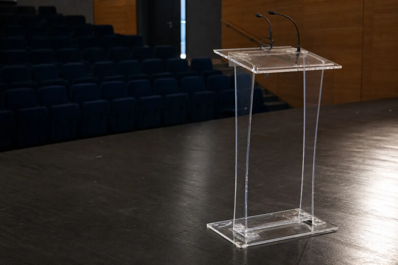Pupitres plexiglas : quel modèle choisir pour vos discours ?