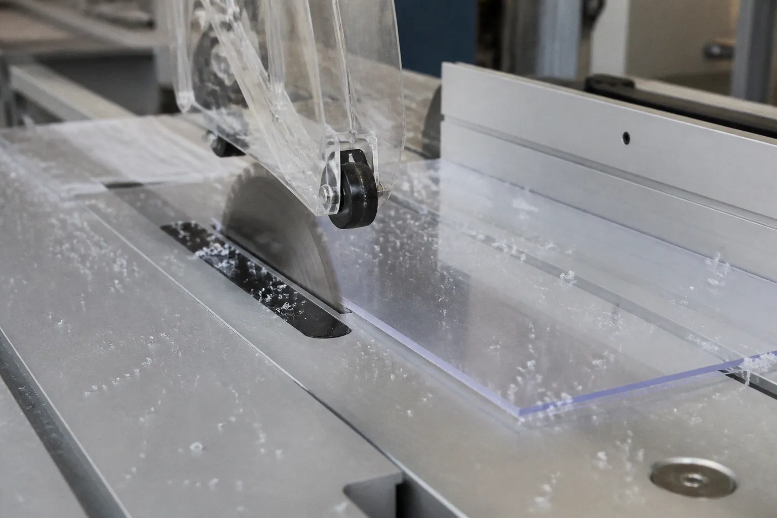 Quatre outils pour couper du plexiglas au banc d'essai
