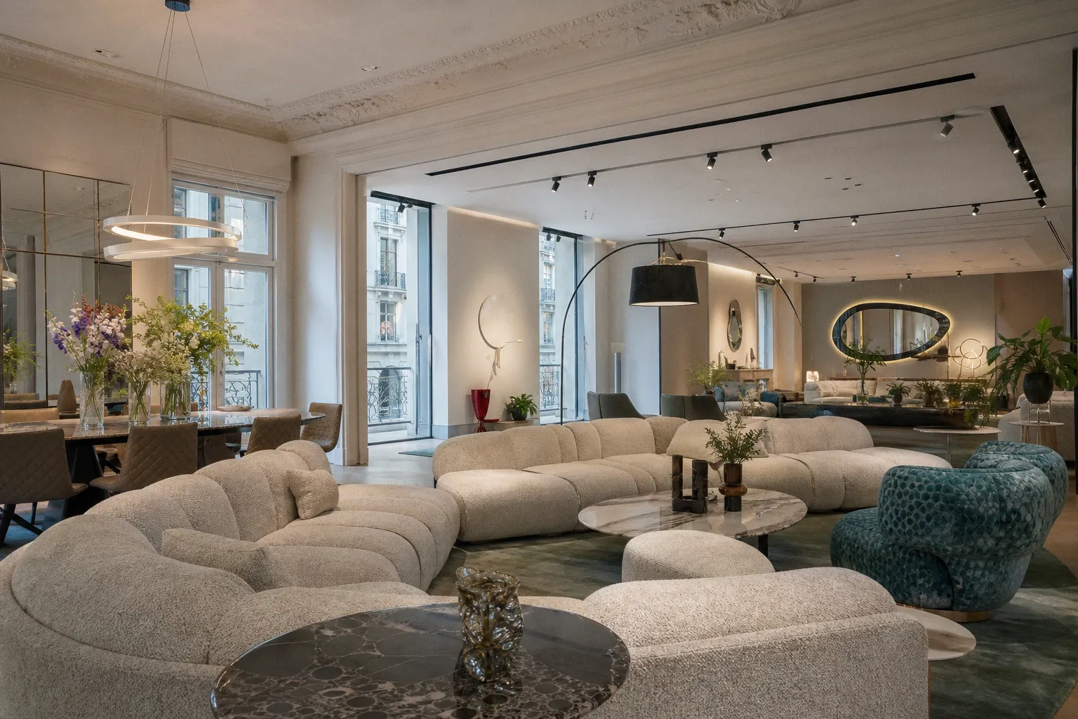 Roche Bobois : expansion stratégique entre Reims et le Peninsula Paris