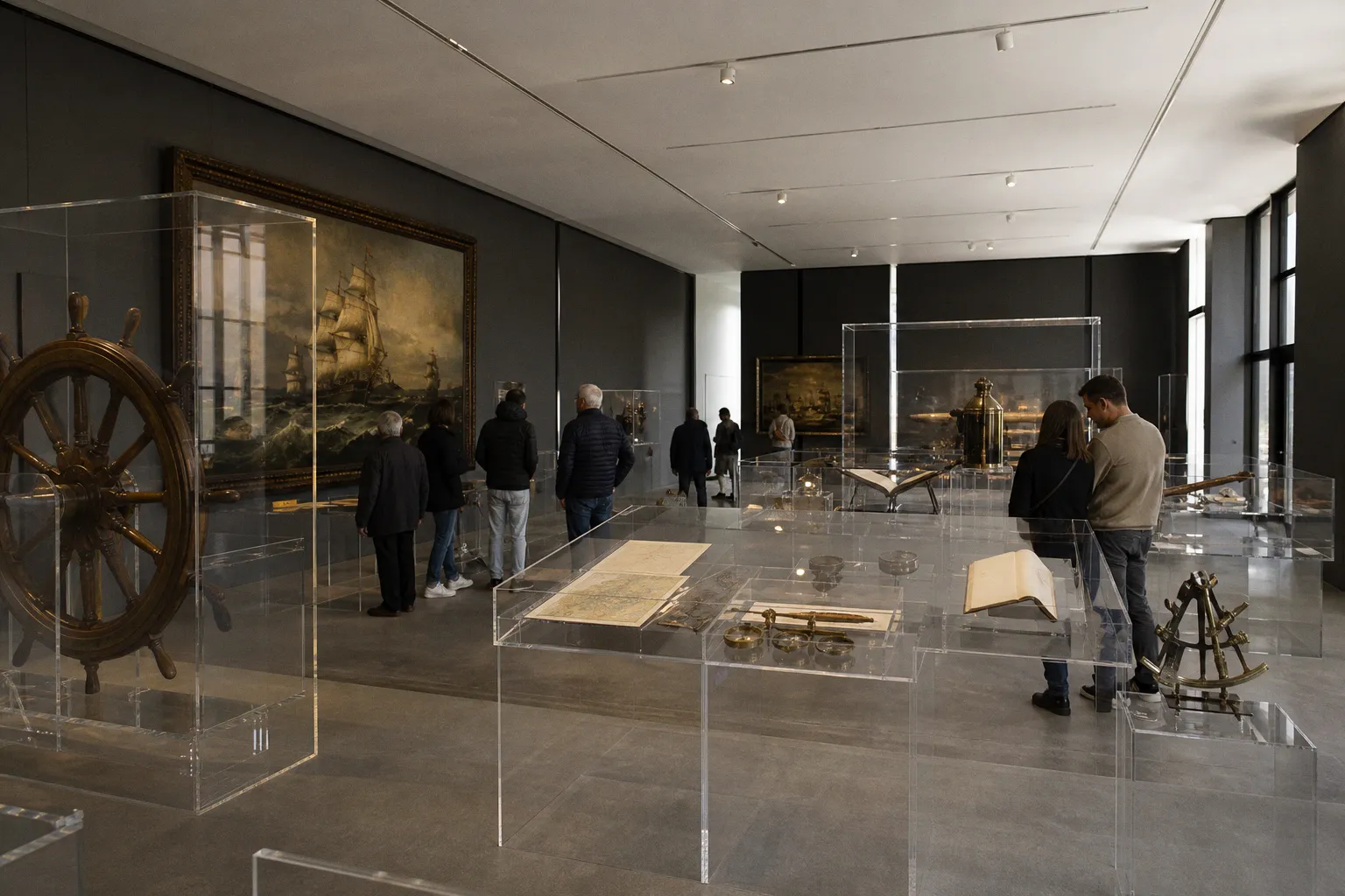 Scénographie muséale : comment le mobilier en plexiglas humanise le récit historique