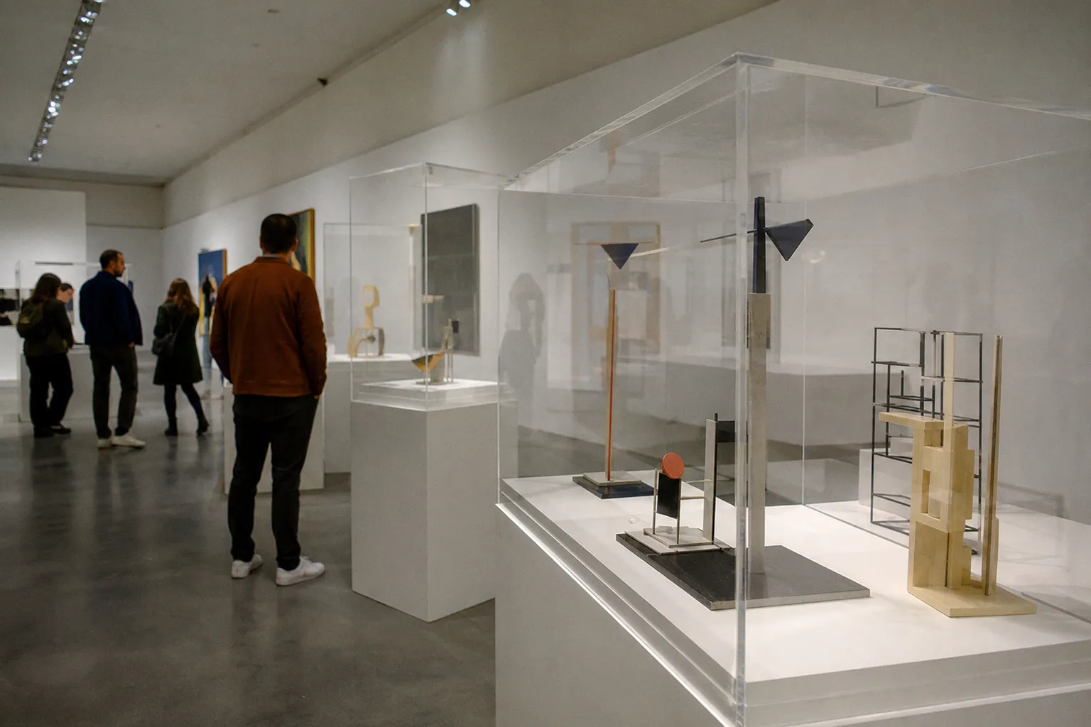 Sécurité et transparence : les nouvelles vitrines en plexiglas du Musée d'Art Moderne