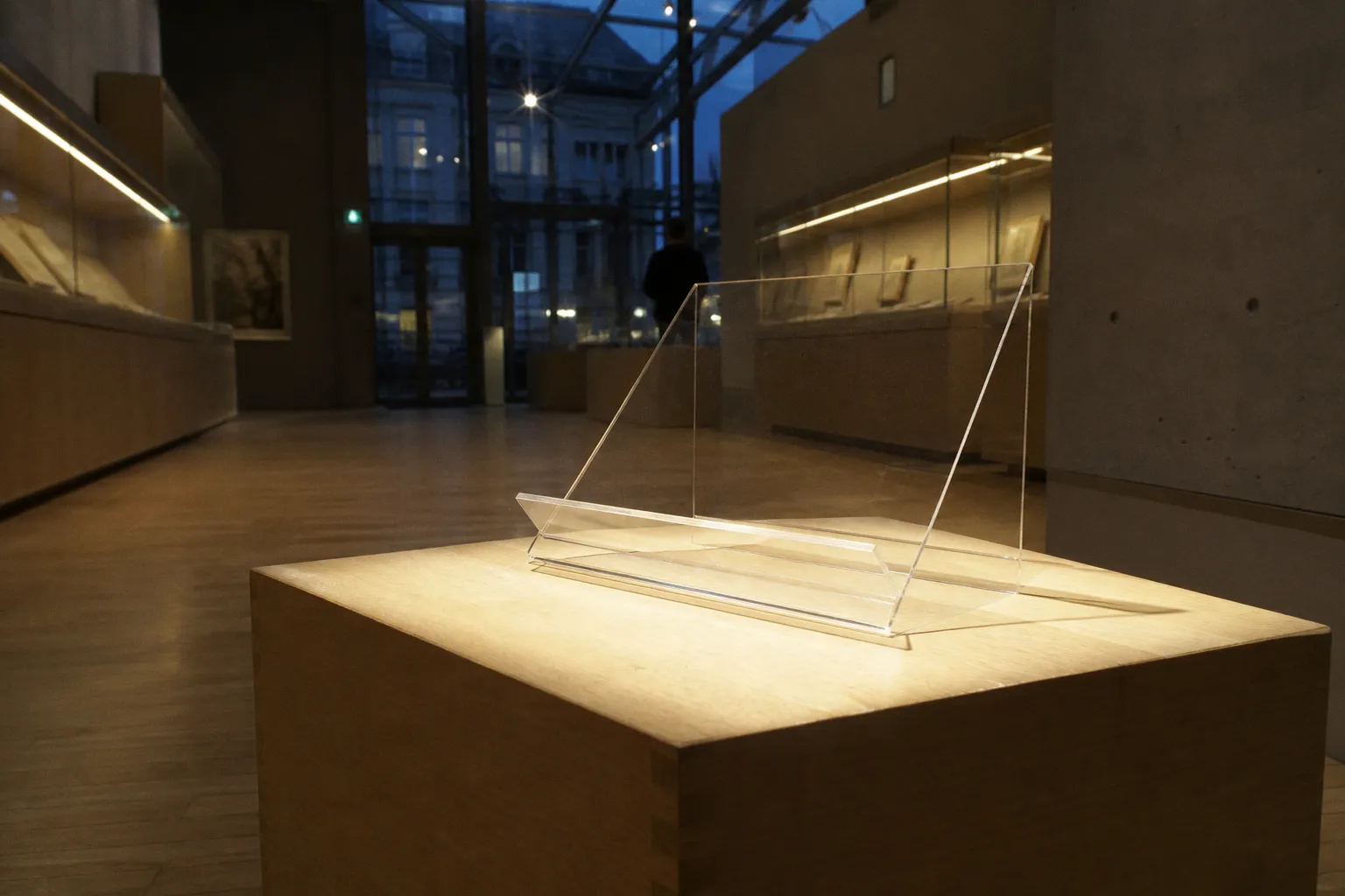 Supports inclinés en plexiglas : l'angle idéal pour vos livres