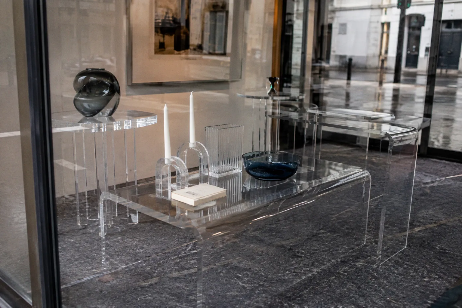 Table-Signature de Katherina Marx : l'art du mobilier en plexiglas à la loupe