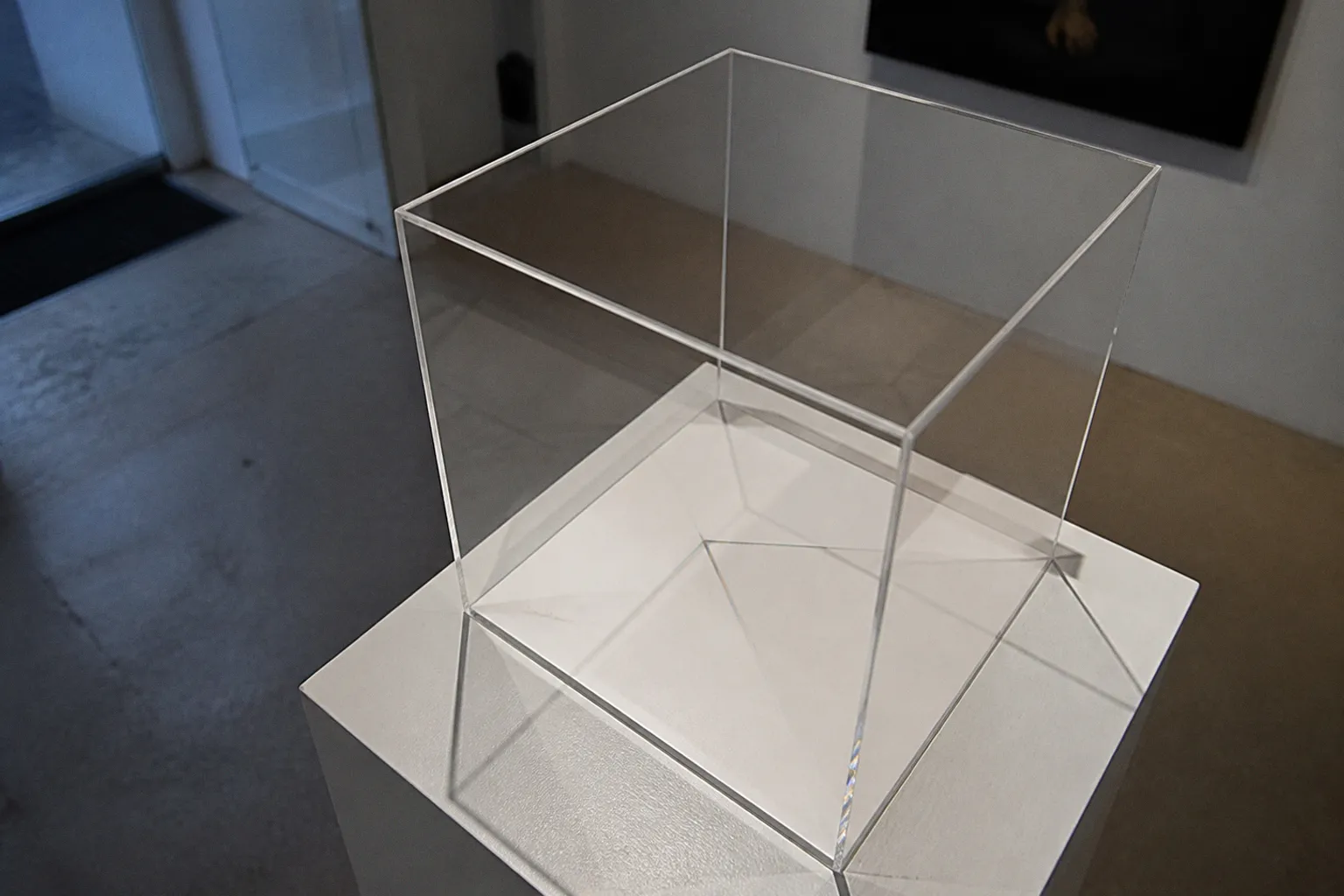 Vitrine plexiglas : critères de choix et limites à connaître